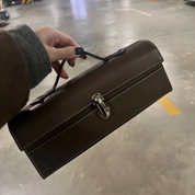 Bolsa Clutch de Mão Feminina em Couro com Alça Superior e Fechamento Moderno - Clara
