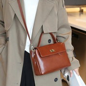 Bolsa Feminina Estruturada em Couro com Alça Transversal e Fecho Metálico Clássico - Helena