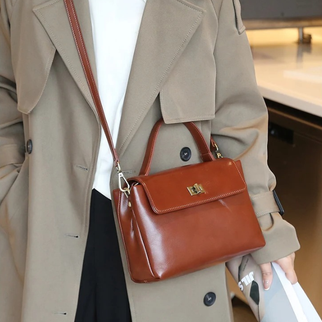 Bolsa Feminina Estruturada em Couro com Alça Transversal e Fecho Metálico Clássico - Helena