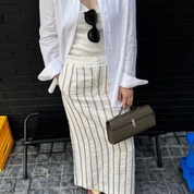 Bolsa Clutch de Mão Feminina em Couro com Alça Superior e Fechamento Moderno - Clara