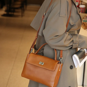 Bolsa Feminina Estruturada em Couro com Alça Transversal e Fecho Metálico Clássico - Helena