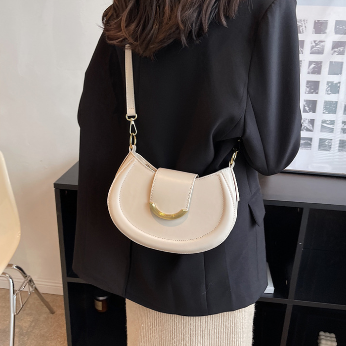 Bolsa Transversal Feminina Estilo Meia-Lua Com Alça Longa e Fecho Dourado - Lorena