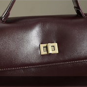 Bolsa Feminina Estruturada em Couro com Alça Transversal e Fecho Metálico Clássico - Helena