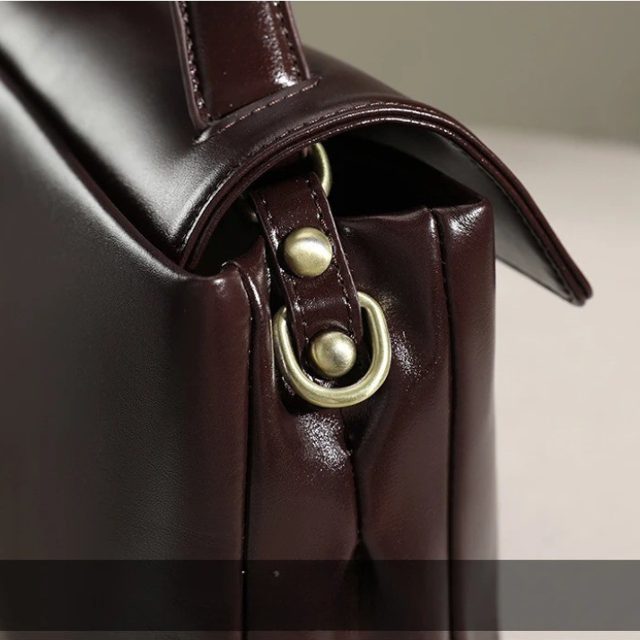 Bolsa Feminina Estruturada em Couro com Alça Transversal e Fecho Metálico Clássico - Helena