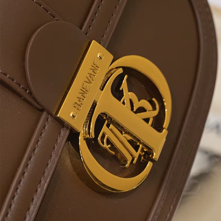 Bolsa Transversal de Couro com Alça de Corrente Dourada e Fecho Metálico Luxo - Lidu