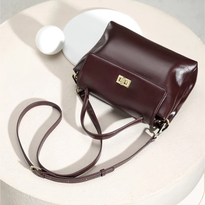 Bolsa Feminina Estruturada em Couro com Alça Transversal e Fecho Metálico Clássico - Helena