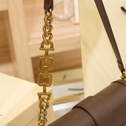 Bolsa Transversal de Couro com Alça de Corrente Dourada e Fecho Metálico Luxo - Lidu