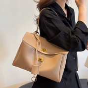 Bolsa Feminina Couro com Alça Ajustável e Fechamento de Metal Dourado - Catarina