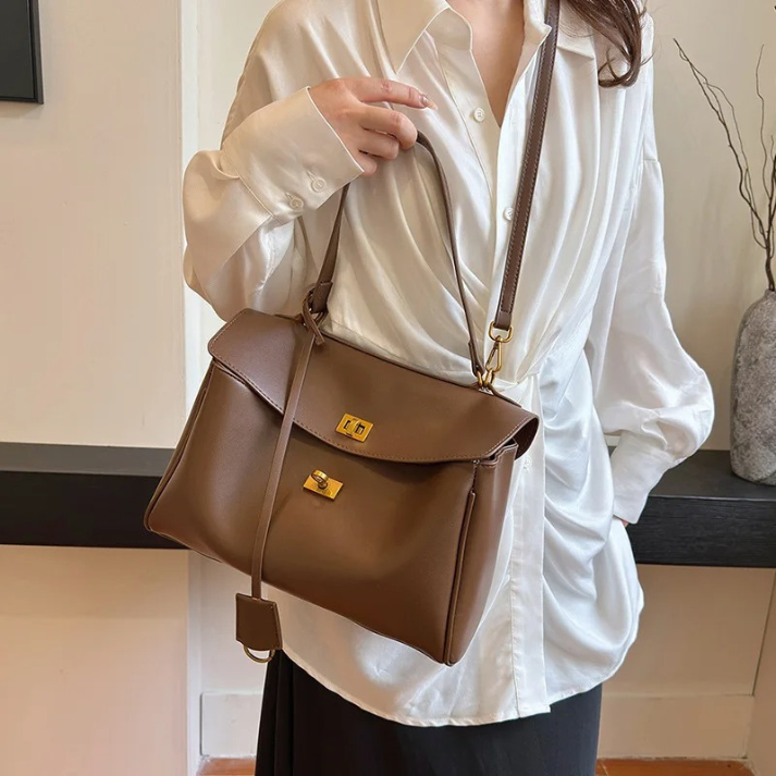 Bolsa Feminina Couro com Alça Ajustável e Fechamento de Metal Dourado - Catarina