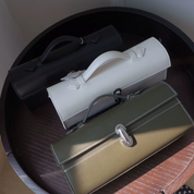 Bolsa Clutch de Mão Feminina em Couro com Alça Superior e Fechamento Moderno - Clara