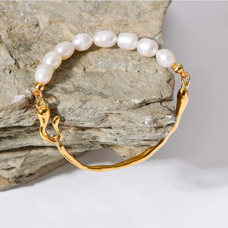 Pulseira Feminina Pérolas Naturais com Dourado – Elegância com Design Moderno