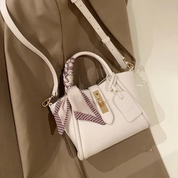Bolsa de Couro Feminina com Detalhe em Lenço e Fecho Dourado - Lauren