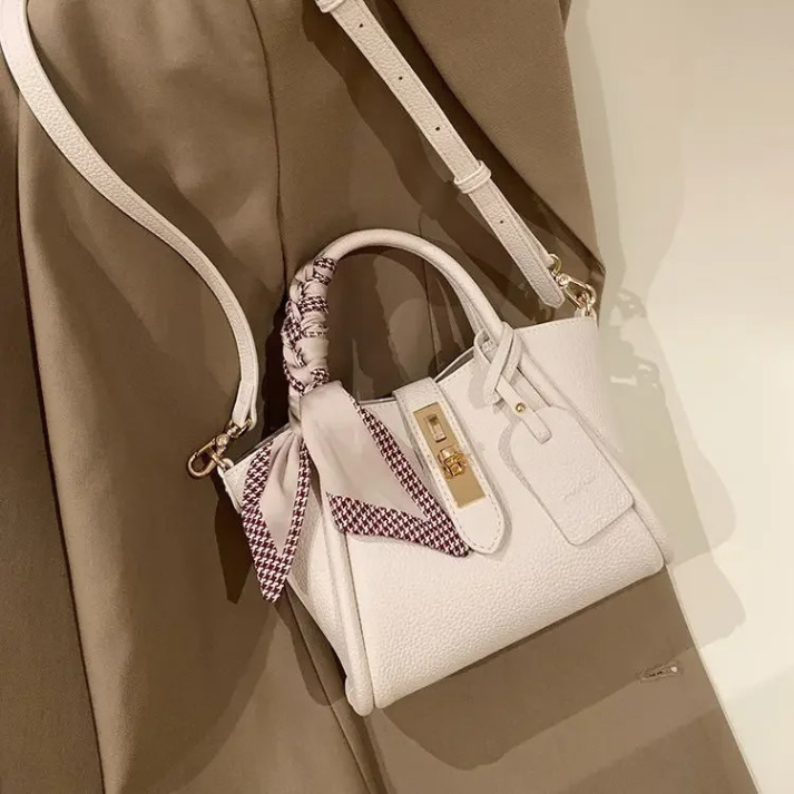 Bolsa de Couro Feminina com Detalhe em Lenço e Fecho Dourado - Lauren