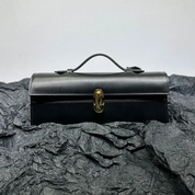 Bolsa Clutch de Mão Feminina em Couro com Alça Superior e Fechamento Moderno - Clara