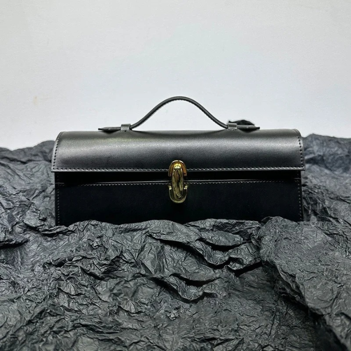 Bolsa Clutch de Mão Feminina em Couro com Alça Superior e Fechamento Moderno - Clara