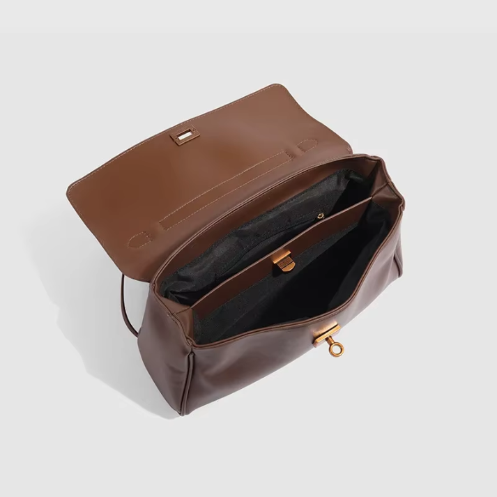 Bolsa Feminina Couro com Alça Ajustável e Fechamento de Metal Dourado - Catarina