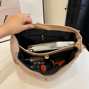 Bolsa Feminina Couro com Alça Ajustável e Fechamento de Metal Dourado - Catarina