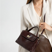 Bolsa Feminina Estruturada em Couro com Alça Transversal e Fecho Metálico Clássico - Helena
