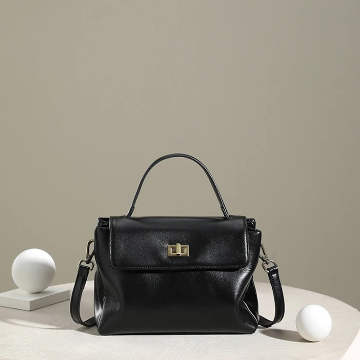 Bolsa Feminina Estruturada em Couro com Alça Transversal e Fecho Metálico Clássico - Helena