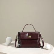 Bolsa Feminina Estruturada em Couro com Alça Transversal e Fecho Metálico Clássico - Helena