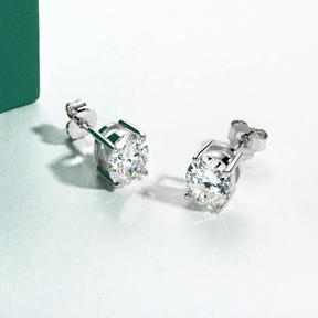 Brinco Oval com Moissanite – Ouro 10k