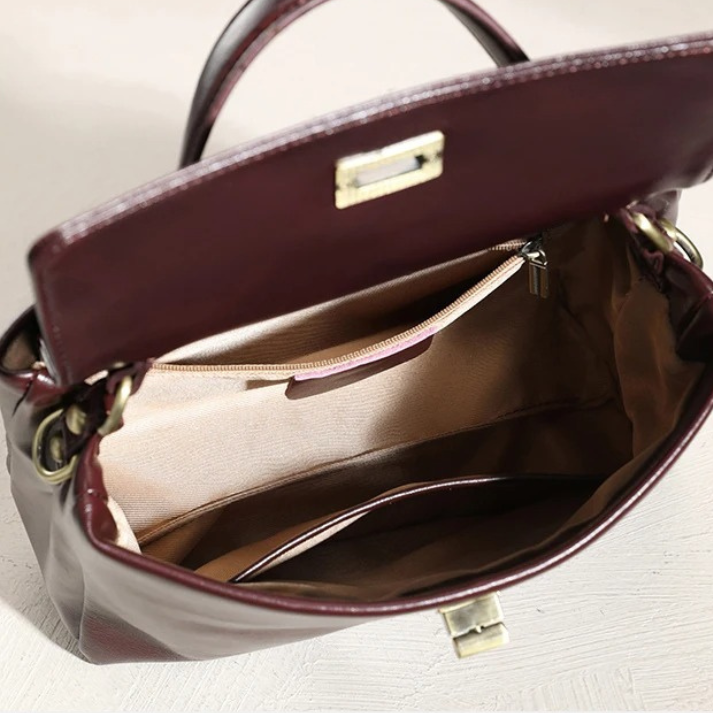 Bolsa Feminina Estruturada em Couro com Alça Transversal e Fecho Metálico Clássico - Helena