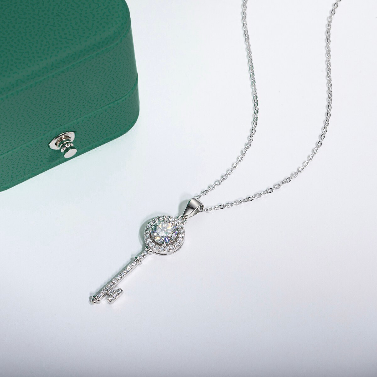 Colar Chave com Moissanite – Ouro Branco 18k