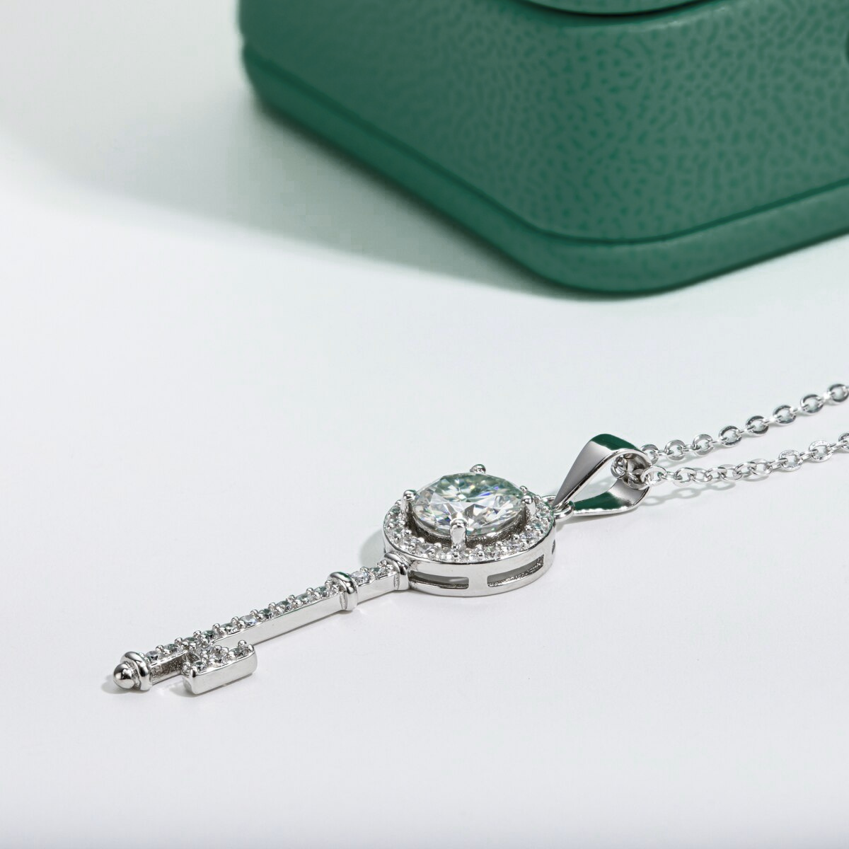 Colar Chave com Moissanite – Ouro Branco 18k