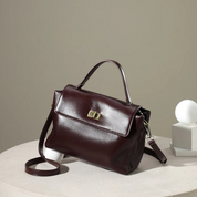 Bolsa Feminina Estruturada em Couro com Alça Transversal e Fecho Metálico Clássico - Helena