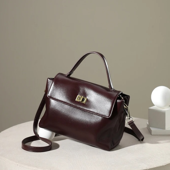 Bolsa Feminina Estruturada em Couro com Alça Transversal e Fecho Metálico Clássico - Helena