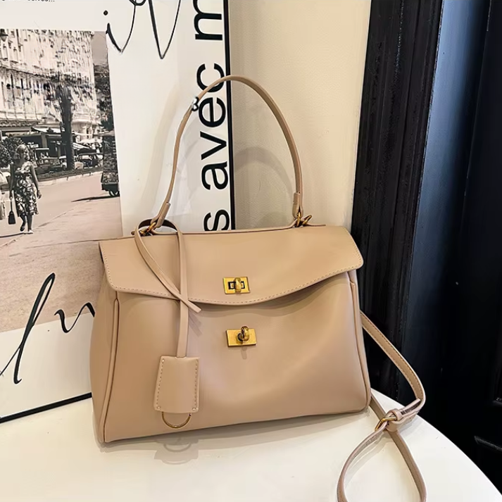 Bolsa Feminina Couro com Alça Ajustável e Fechamento de Metal Dourado - Catarina