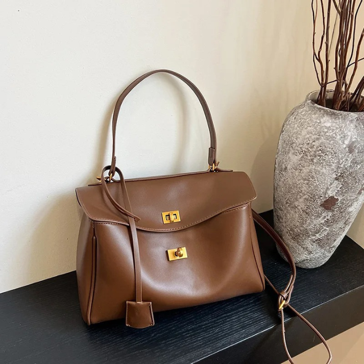 Bolsa Feminina Couro com Alça Ajustável e Fechamento de Metal Dourado - Catarina