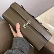 Bolsa Clutch de Mão Feminina em Couro com Alça Superior e Fechamento Moderno - Clara