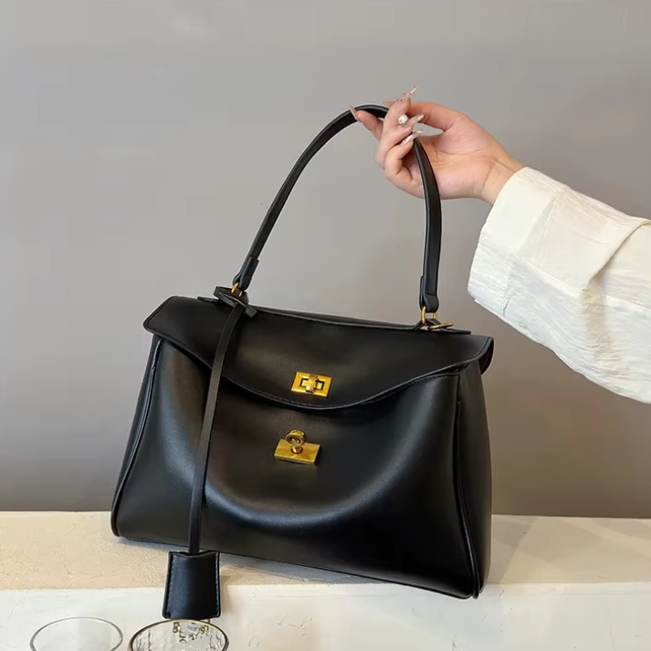 Bolsa Feminina Couro com Alça Ajustável e Fechamento de Metal Dourado - Catarina