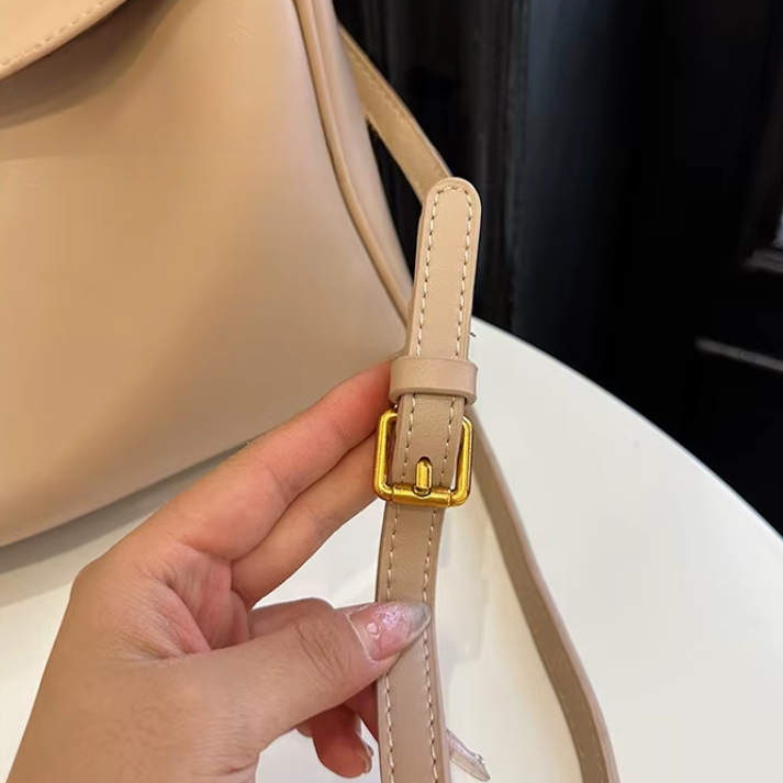 Bolsa Feminina Couro com Alça Ajustável e Fechamento de Metal Dourado - Catarina