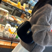 Bolsa Crossbody Feminina em Camurça com Alça Regulável e Fecho Dourado Sofisticada - Aurora