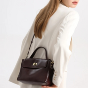 Bolsa Feminina Estruturada em Couro com Alça Transversal e Fecho Metálico Clássico - Helena