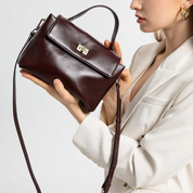 Bolsa Feminina Estruturada em Couro com Alça Transversal e Fecho Metálico Clássico - Helena