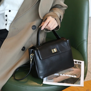 Bolsa Feminina Estruturada em Couro com Alça Transversal e Fecho Metálico Clássico - Helena