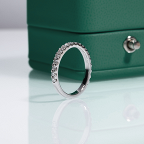 Anel Meia Aliança com Moissanite – Ouro Branco 18k