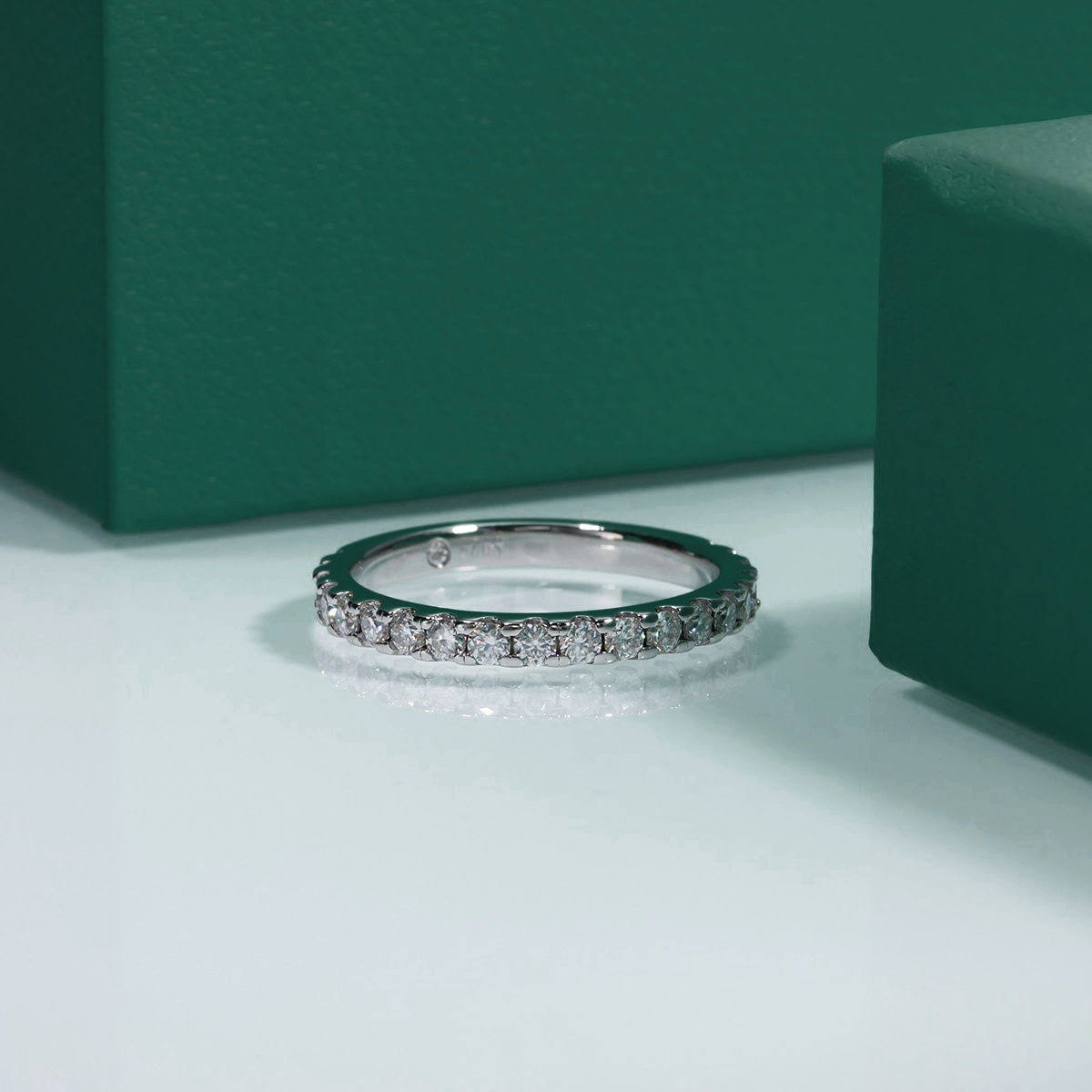 Anel Meia Aliança com Moissanite – Ouro Branco 18k