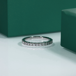 Anel Meia Aliança com Moissanite – Ouro Branco 18k