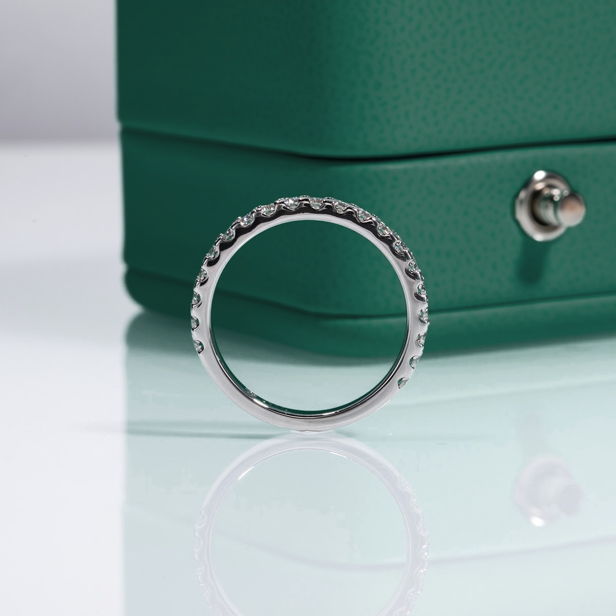 Anel Meia Aliança com Moissanite – Ouro Branco 18k