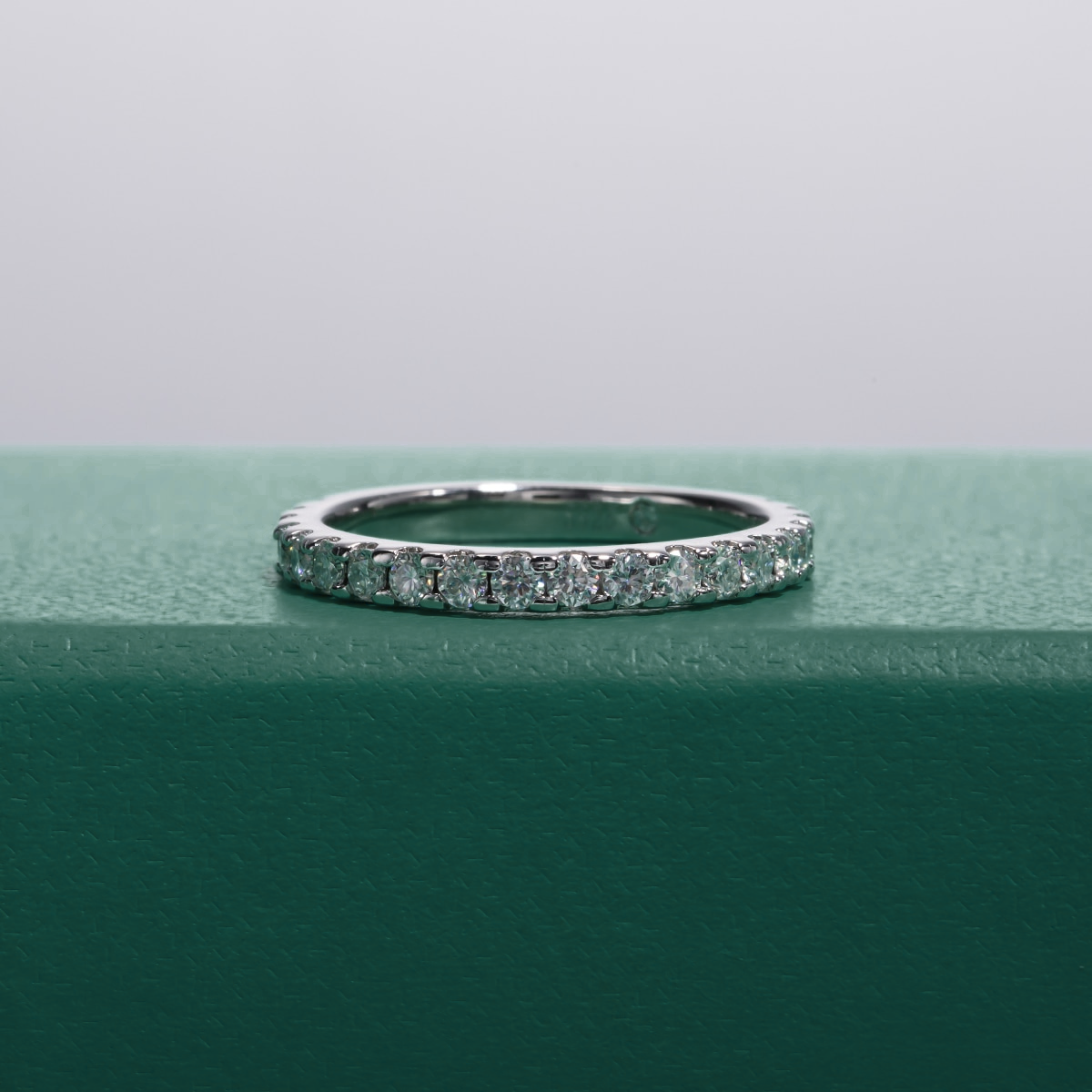 Anel Meia Aliança com Moissanite – Ouro Branco 18k