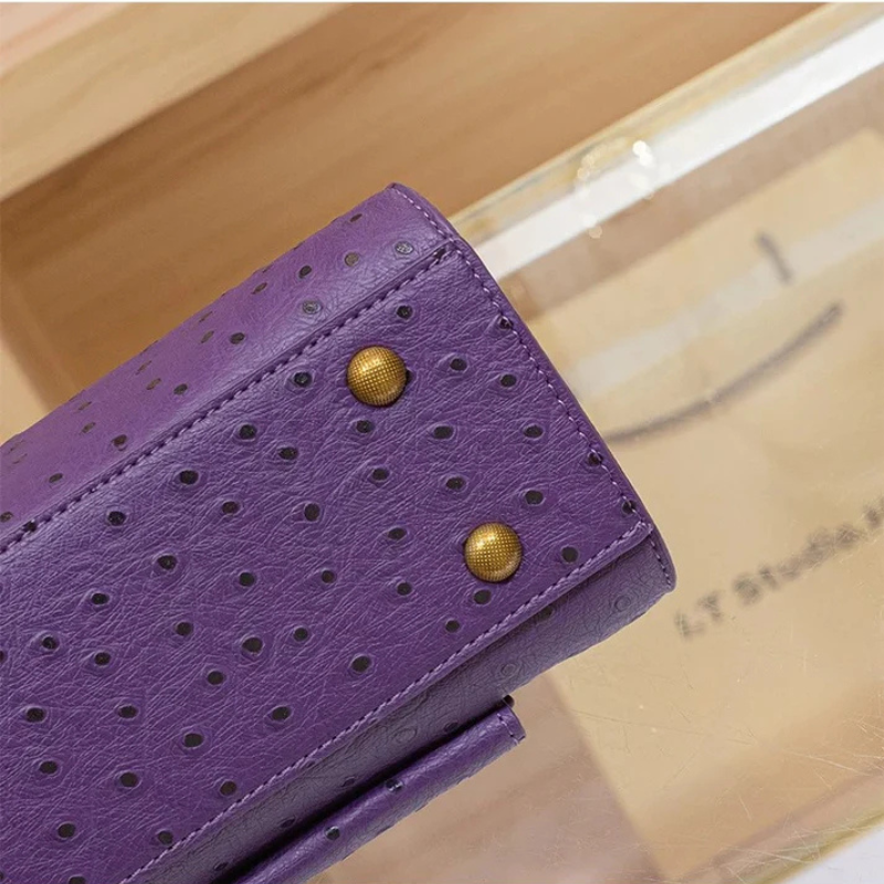 Bolsa Feminina de Couro Legitimo com Fecho Dourado Detalhado - Elen