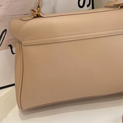Bolsa Feminina Couro com Alça Ajustável e Fechamento de Metal Dourado - Catarina