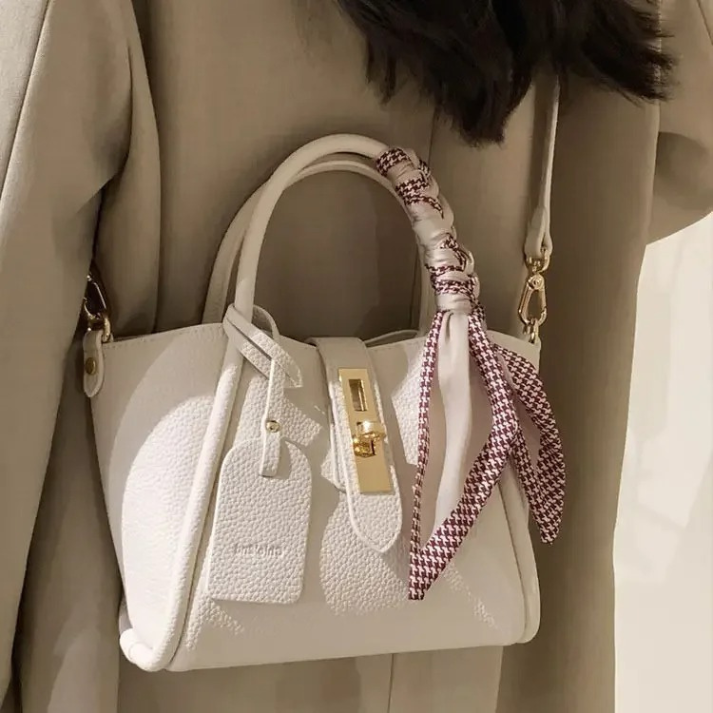 Bolsa de Couro Feminina com Detalhe em Lenço e Fecho Dourado - Lauren