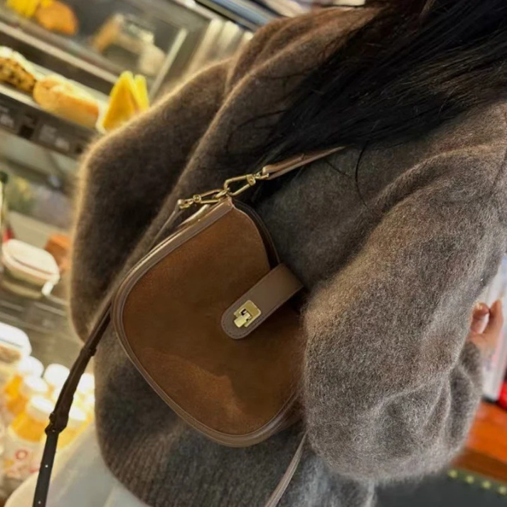 Bolsa Crossbody Feminina em Camurça com Alça Regulável e Fecho Dourado Sofisticada - Aurora