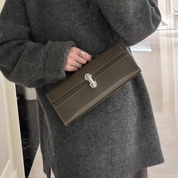 Bolsa Clutch de Mão Feminina em Couro com Alça Superior e Fechamento Moderno - Clara