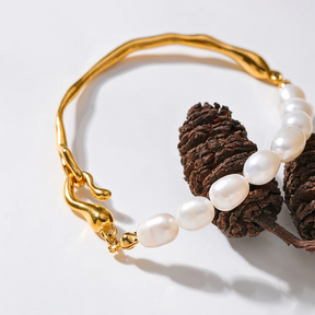 Pulseira Feminina Pérolas Naturais com Dourado – Elegância com Design Moderno
